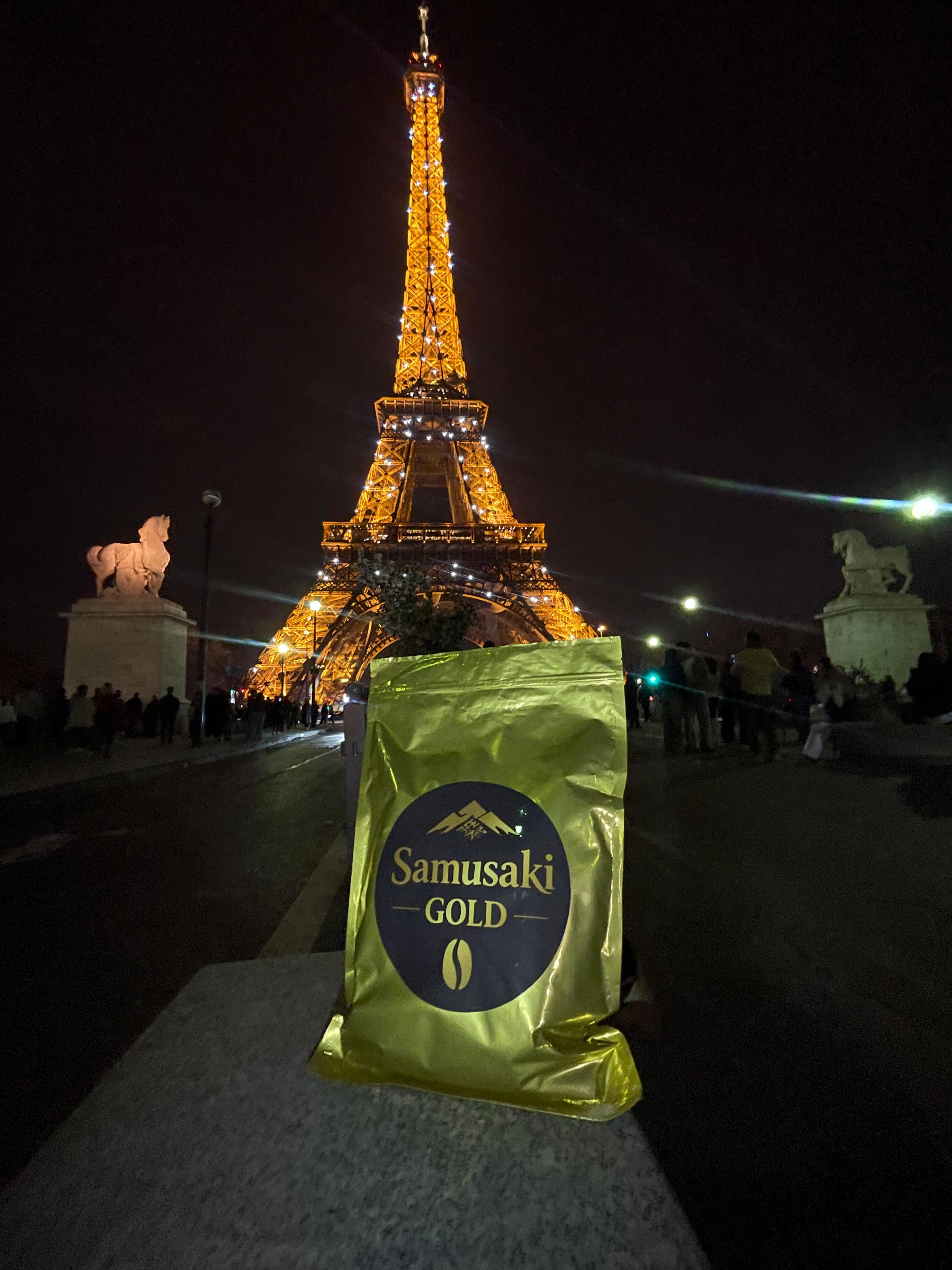 Café Samusaki Gold servido en una terraza parisina